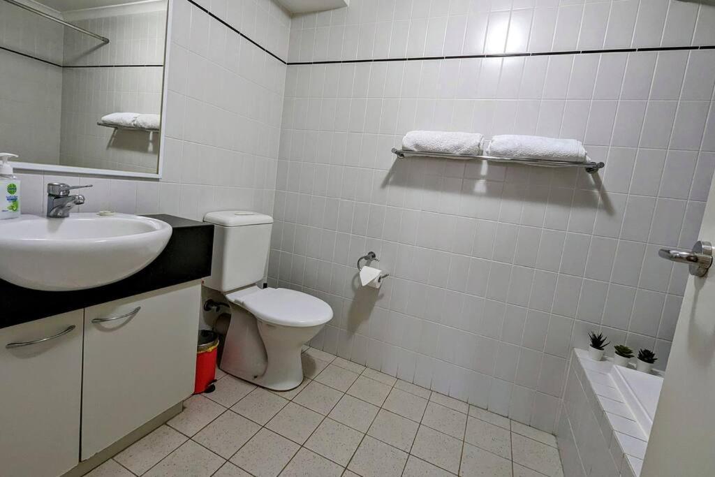 City & Lakeside With Free Parking, Pool And 10 Mins Walk Into The City Perth Exterior foto