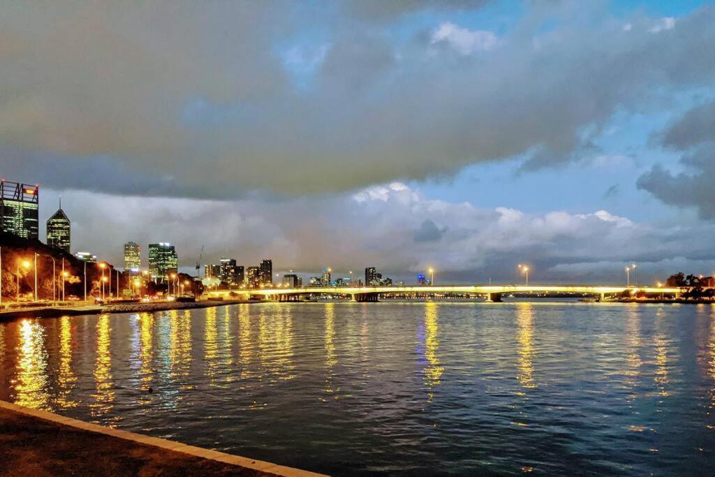 City & Lakeside With Free Parking, Pool And 10 Mins Walk Into The City Perth Exterior foto